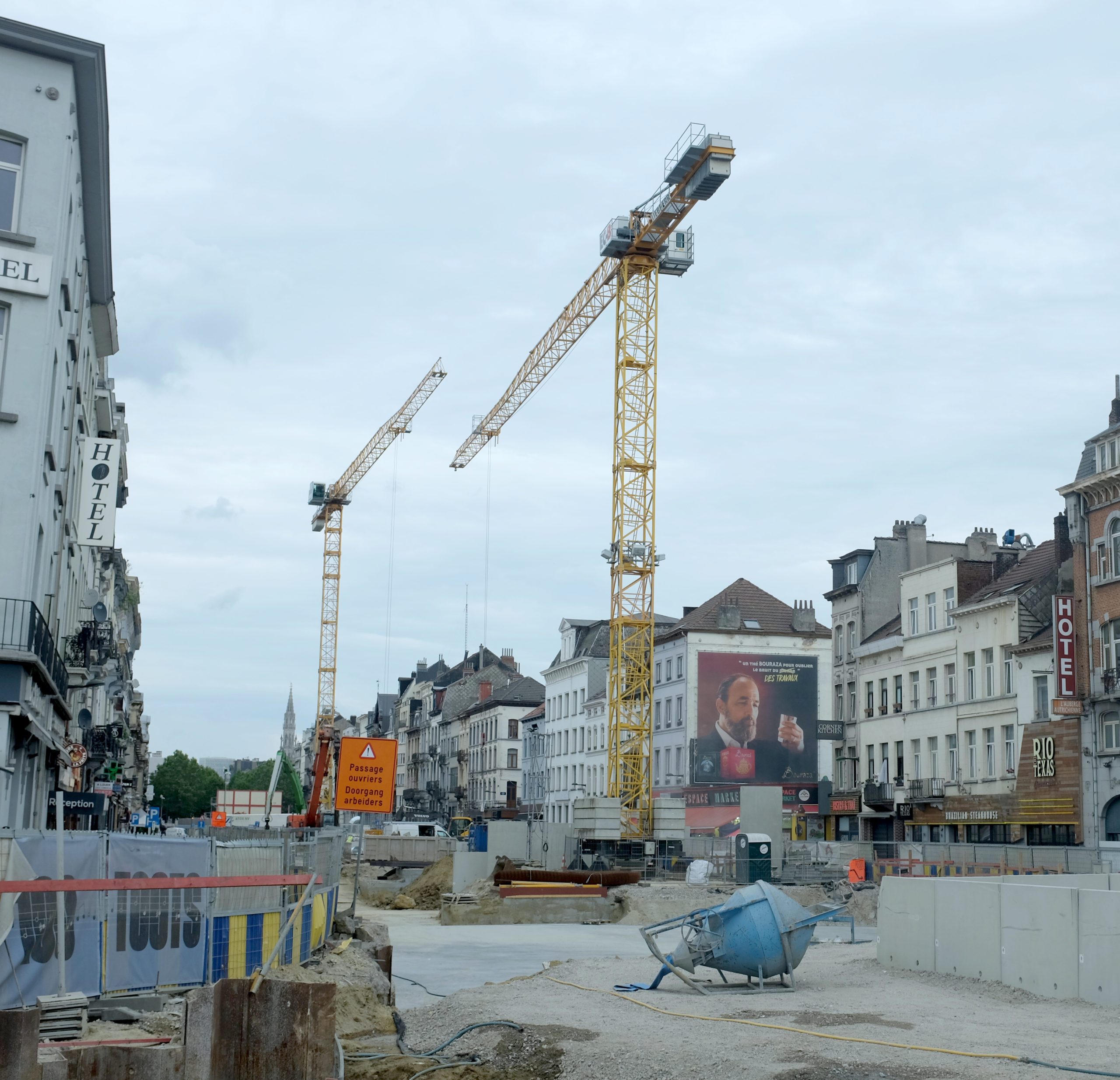 Qui bâtit ? Part des travailleur·ses migrant·es dans la construction de la ville et de l’architecture à Bruxelles.